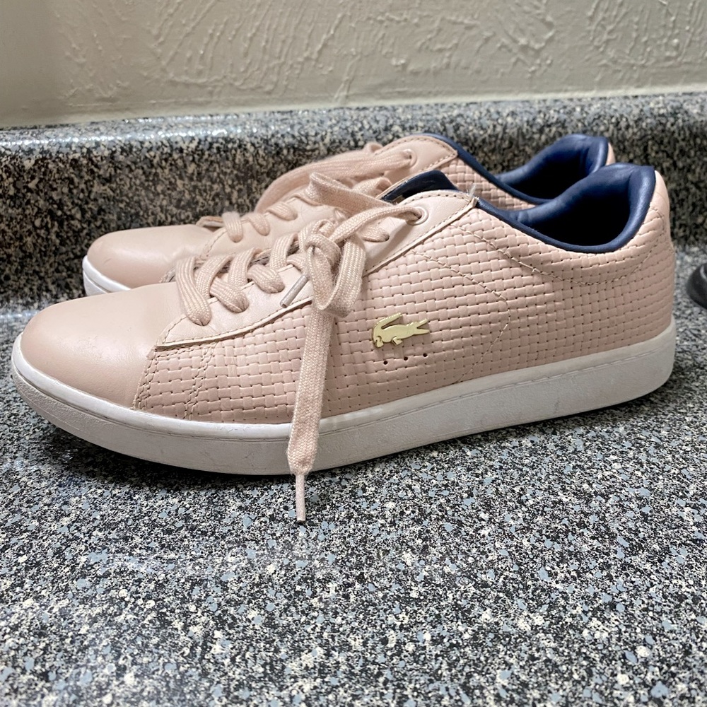 Tennis shoes
